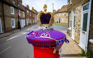 A secret yarn bomber has marked the Queen's Platinum Jubilee in Ely by creating a knitted postbox topper dedicated to Her Majesty.